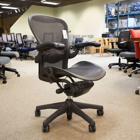 Used Herman Miller Aeron Size B (Black) CHE1842-002 - Front Angle