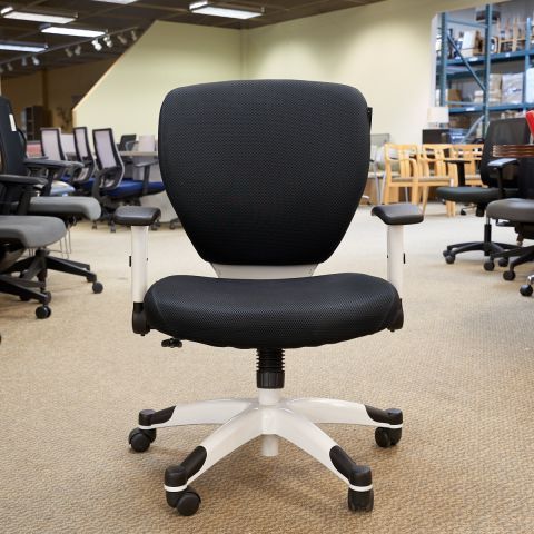 Used High Back Executive Office Chair (Black & White) CHE1841-002