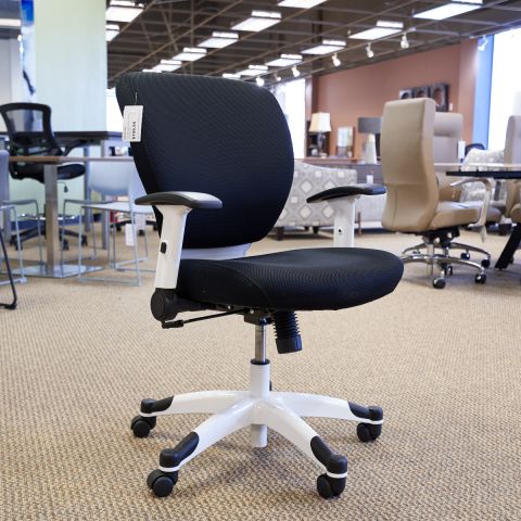 Used High Back Executive Office Chair (Black & White) CHE1841-002 - Front Angle