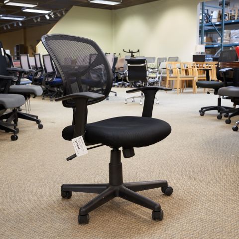 Used Mid-Back Mesh Adjustable Task Chair (Black) CHT1823-031 - Front Angle