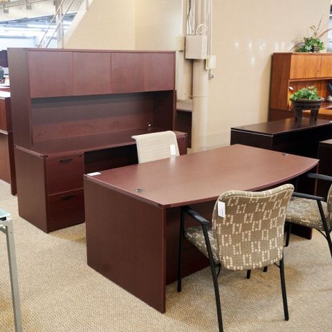 Used Laminate Bow Top Desk and Credenza with Hutch Set (Mahogany) DEE1764-006